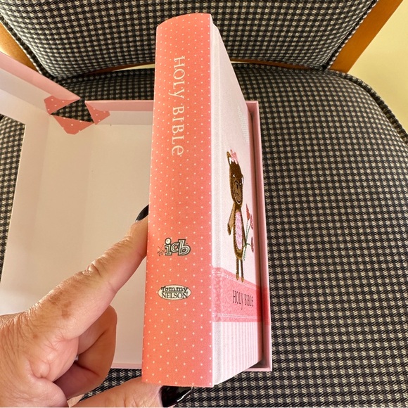 Thomas Nelson Publishing Adorable Bear Embroidered Children's Bible - Pink - Picture 5 of 8
